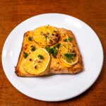 Air fryer lemon pepper salmon &ndash; high-protein quick dinner with fresh lemon slices