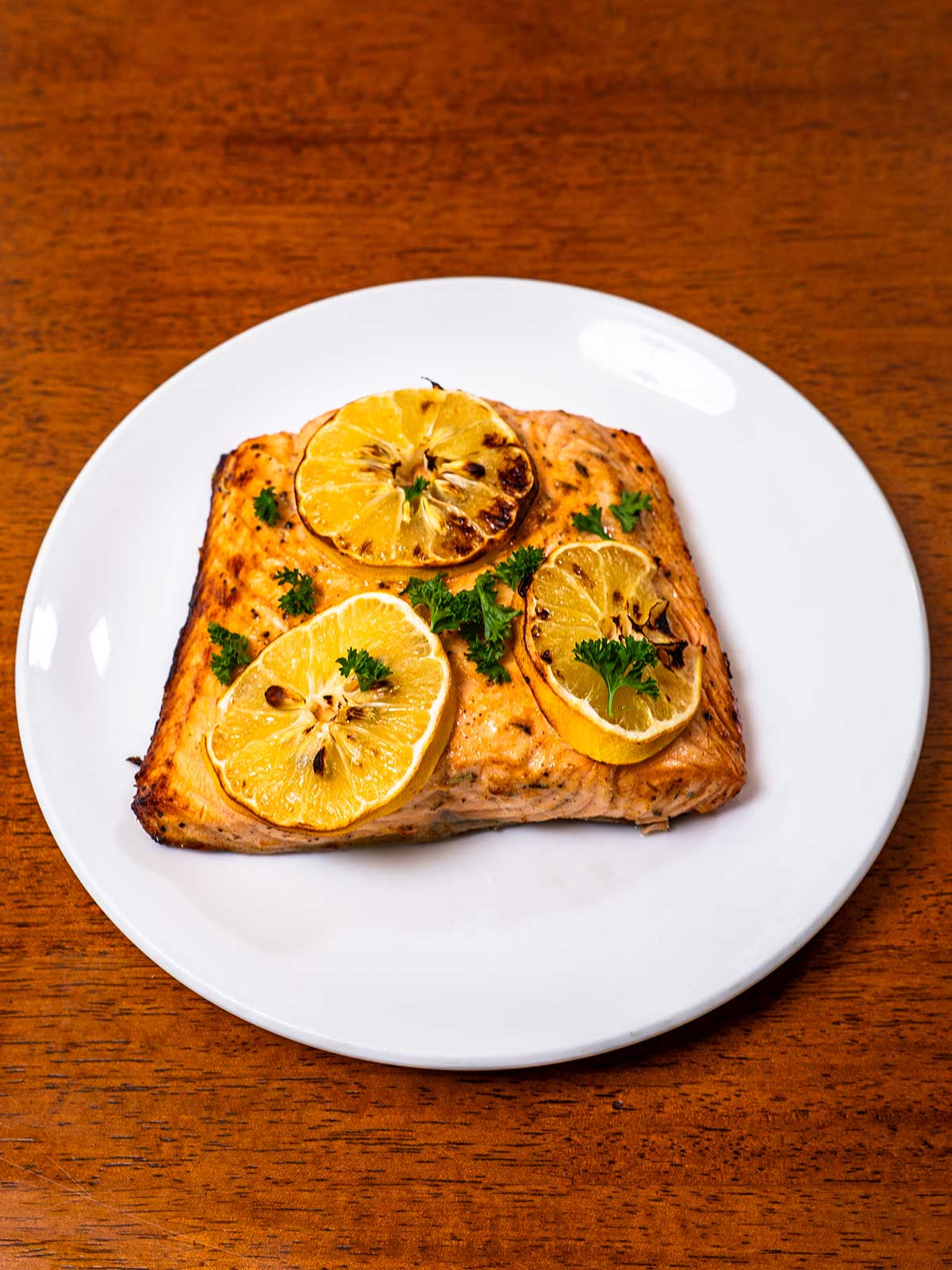 Air fryer lemon pepper salmon &ndash; high-protein quick dinner with fresh lemon slices