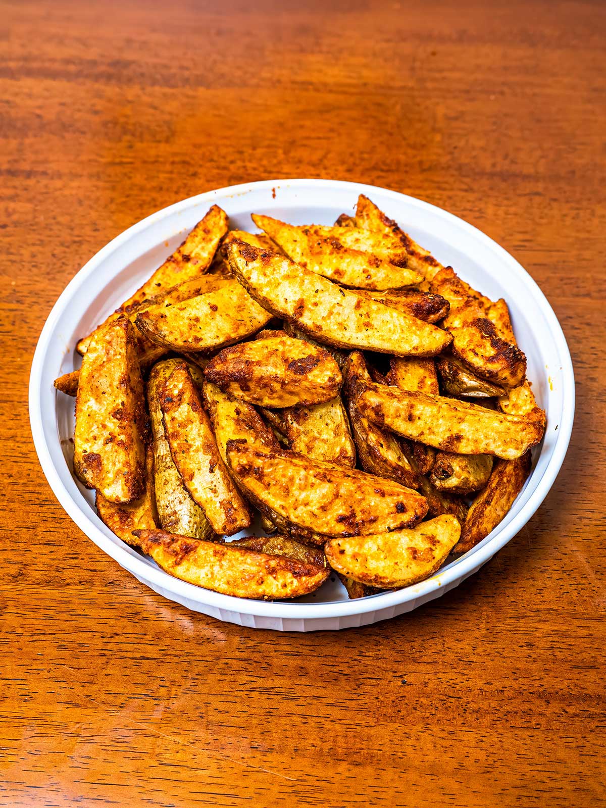 Air fryer potato wedges &ndash; crispy high-protein side dish with garlic parmesan topping