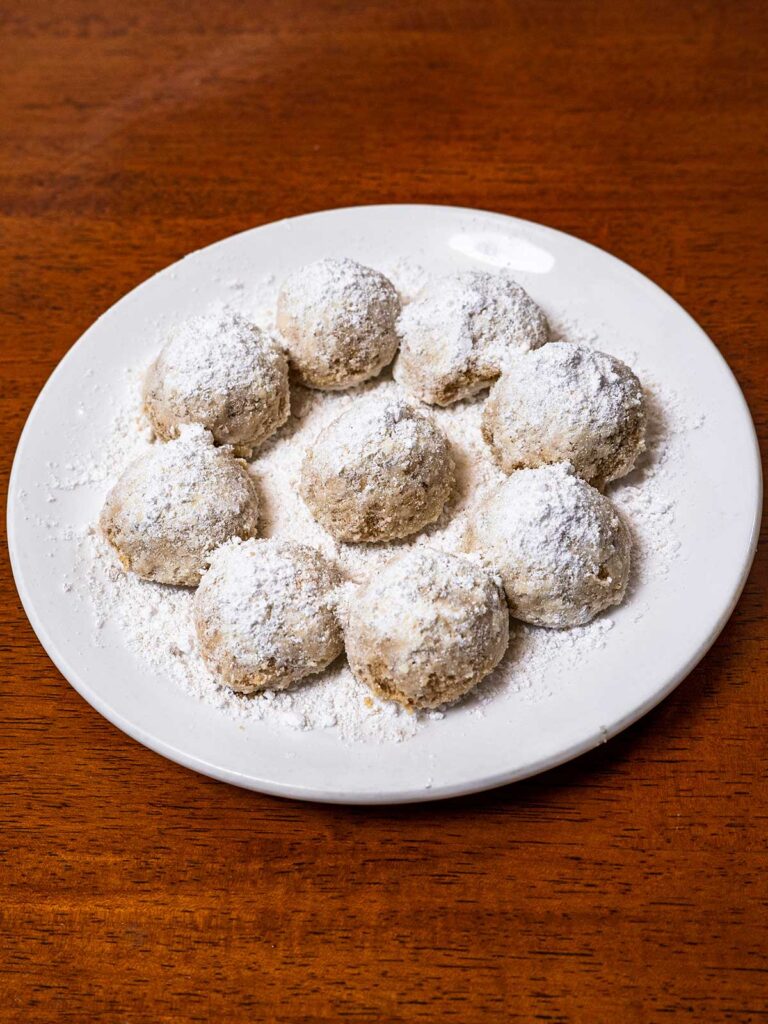 Almond flour wedding cookies &ndash; high-protein cottage cheese dessert with protein powder