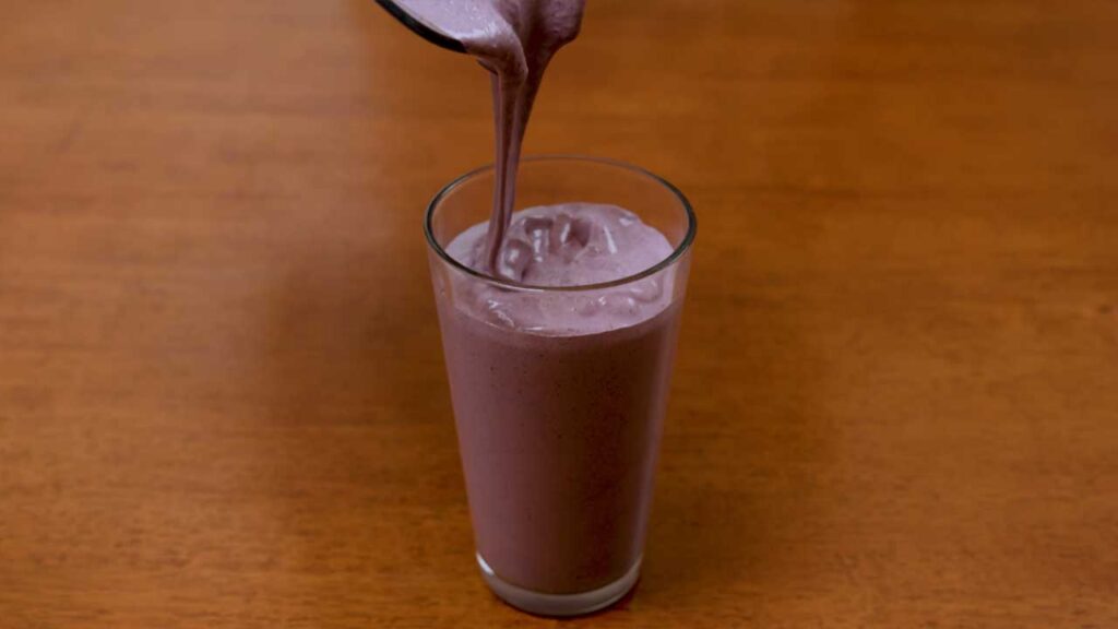 Blueberry cheesecake protein smoothie step-by-step &ndash; adding ingredients to the blender