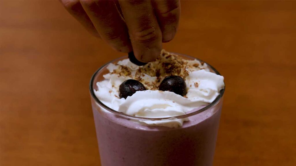 Blueberry cheesecake protein smoothie step-by-step &ndash; blending the creamy high-protein smoothie