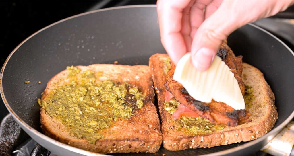 Chicken pesto sandwich close-up &ndash; high-protein lunch with basil pesto on fresh bread