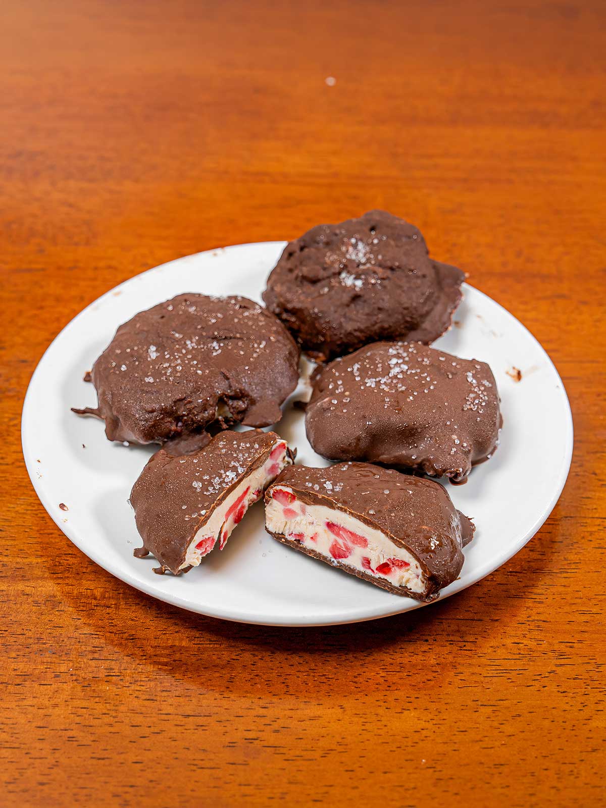 Chocolate covered strawberry protein clusters &ndash; high-protein snack with dark chocolate and dried strawberries