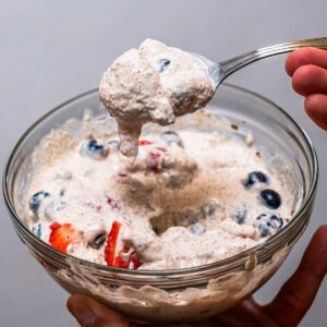 Cottage cheese overnight oats recipe card – high-protein breakfast with nutrition facts