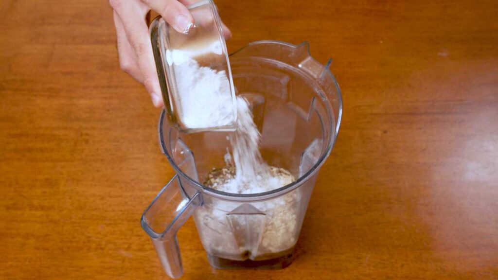 Cottage cheese overnight oats jar close-up – high-protein creamy breakfast texture with toppings