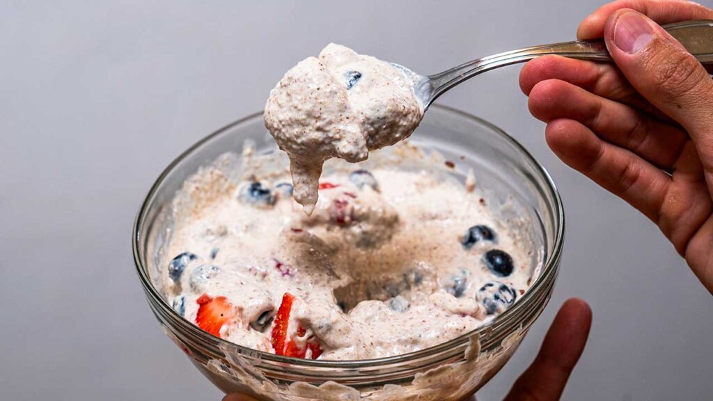 Cottage cheese overnight oats meal prep – high-protein breakfast jars portioned for the week