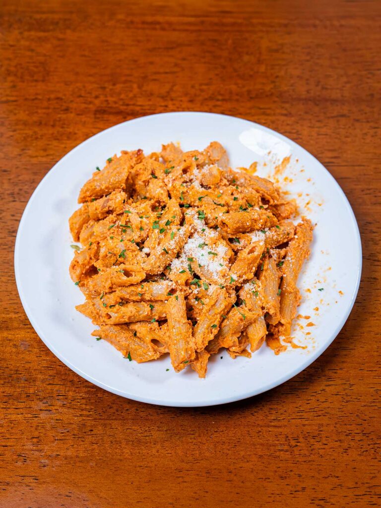 Easy tomato pasta with fresh tomatoes and herbs &ndash; quick high-protein dinner recipe