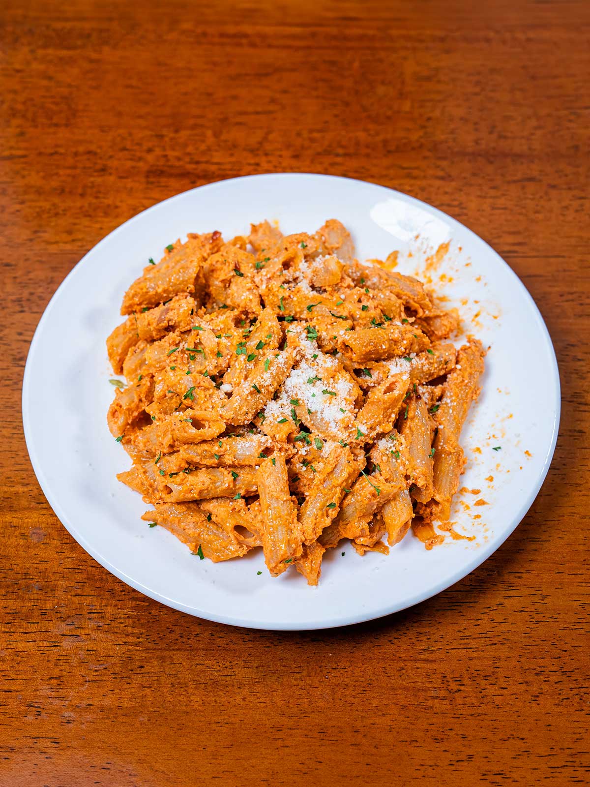 Easy tomato pasta with fresh tomatoes and herbs &ndash; quick high-protein dinner recipe