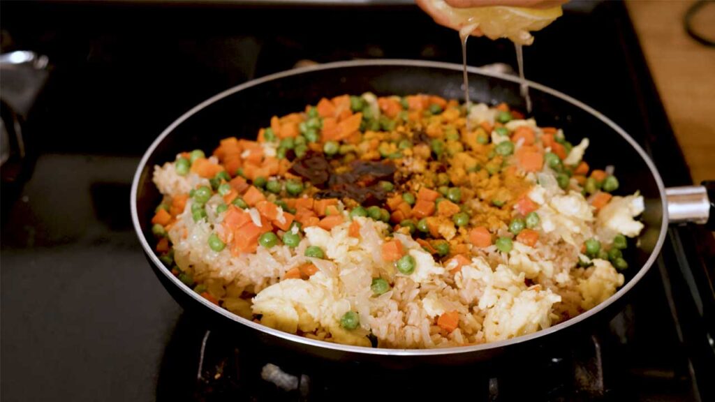 How to make high-protein fried rice &ndash; step: stir frying vegetables and protein in wok