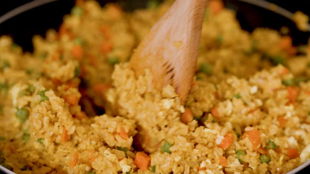 How to make high-protein fried rice &ndash; step: combining rice with sauce and mixing in wok