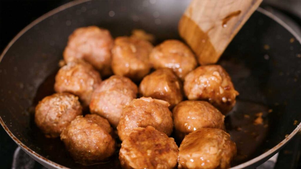 Honey sriracha meatballs plated – high-protein sweet and spicy dinner with glossy sauce from Flexible Feasts