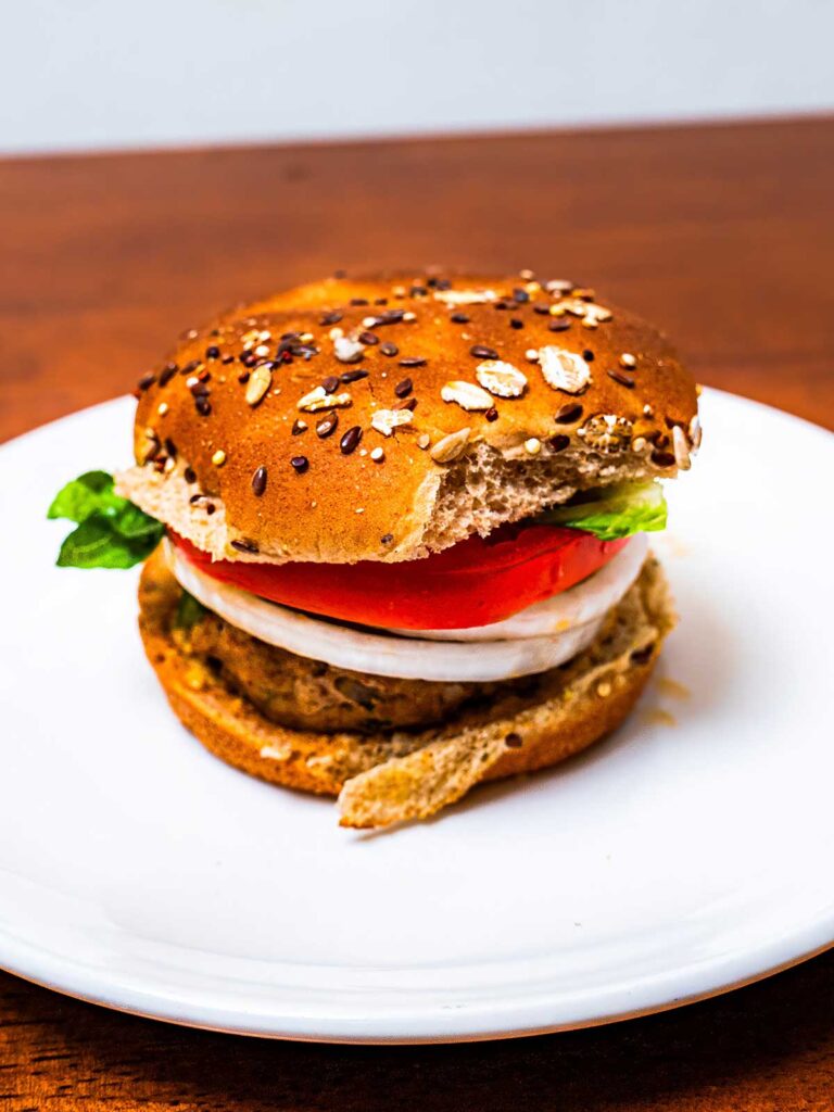 Jalape&ntilde;o cheddar turkey burger hero &ndash; high-protein lean beef burger with melted cheese