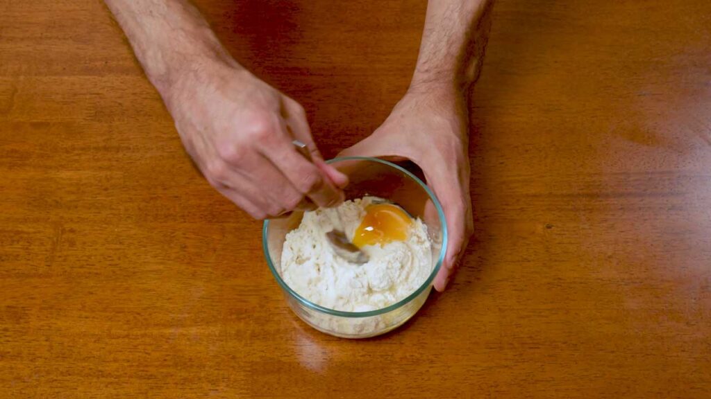 Close-up of creamy microwave cheesecake – high-protein dessert with smooth texture in ramekin
