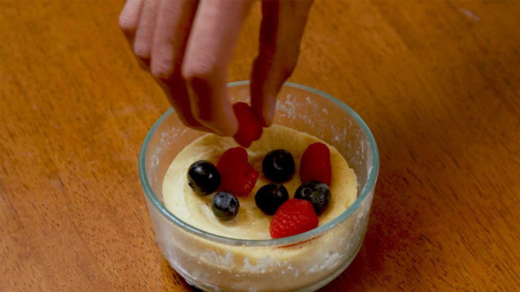 Microwave cheesecake with berries on top – high-protein dessert garnished with fresh fruit