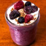 Mixed berry protein cheesecake overnight oats finished in jars &ndash; easy high-protein meal prep breakfast