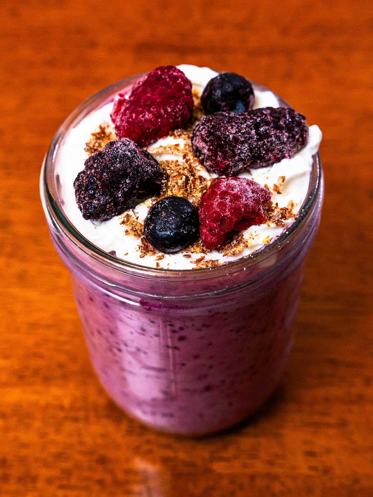 Mixed berry protein cheesecake overnight oats finished in jars &ndash; easy high-protein meal prep breakfast