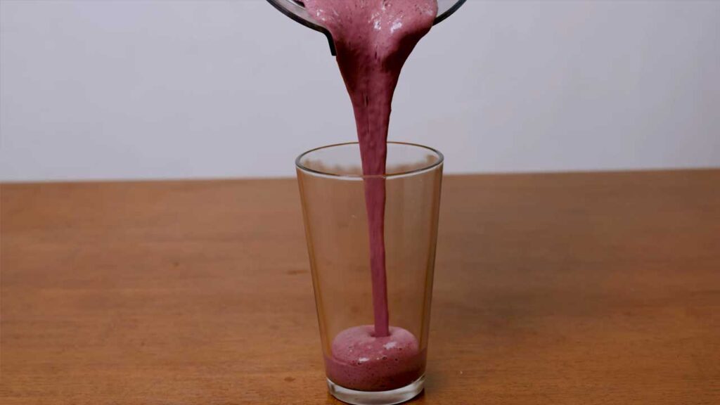 Mixed berry protein shake side angle – high-protein breakfast smoothie with mixed berries in a glass