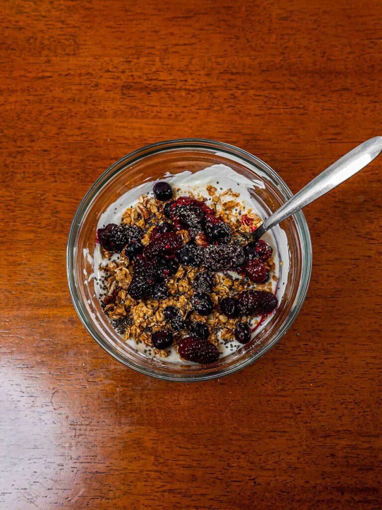 Mixed berry protein yogurt &ndash; high-protein breakfast bowl with Greek yogurt and fresh berries