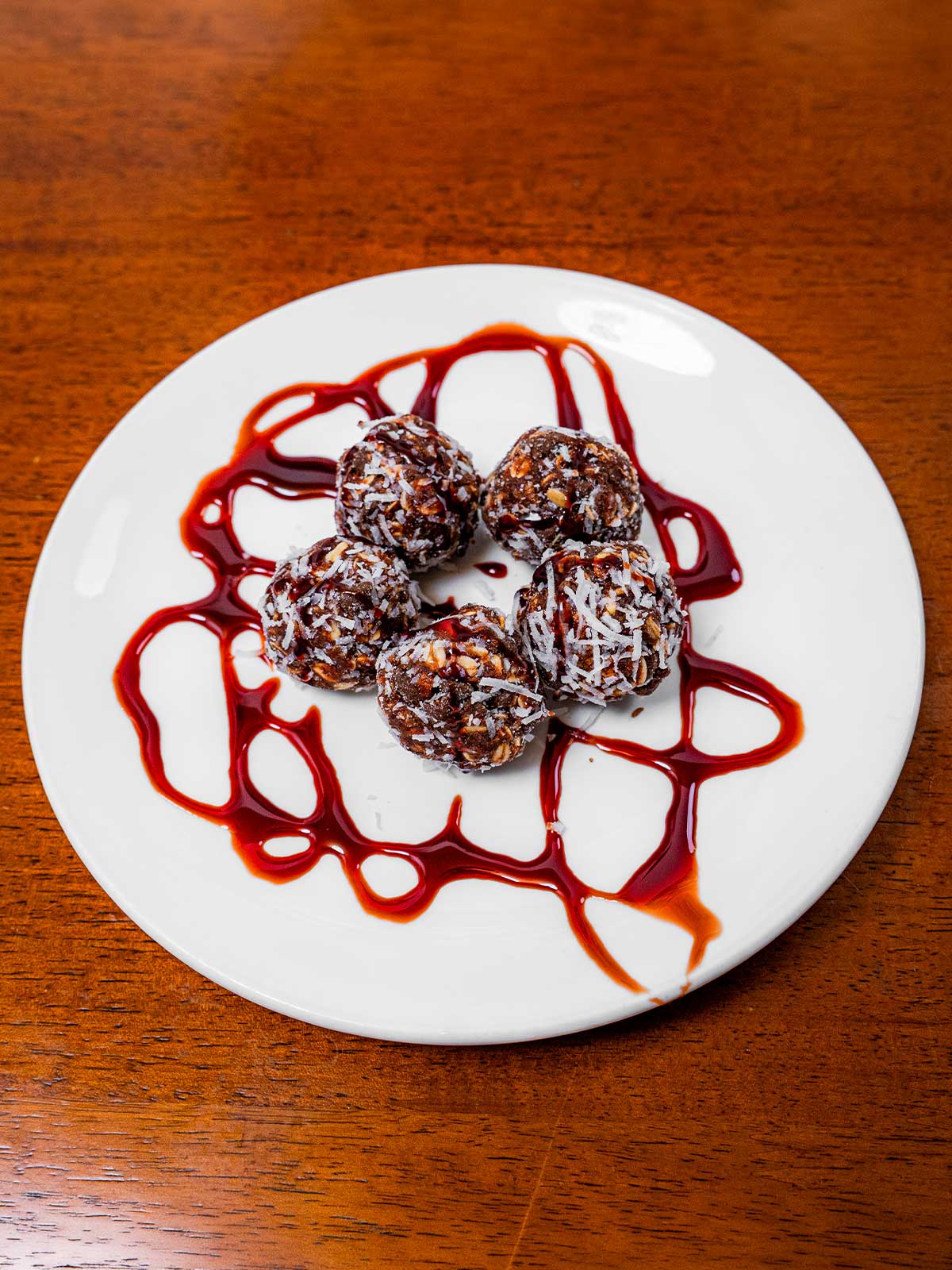 No-bake almond butter date balls &ndash; high-protein healthy energy snack with natural ingredients