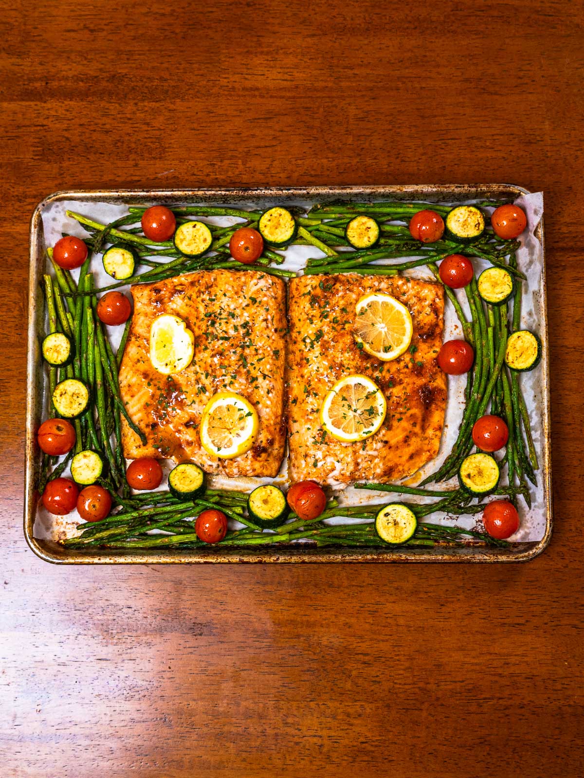 One sheet salmon and veggies recipe &ndash; high-protein dinner with baked salmon and roasted vegetables