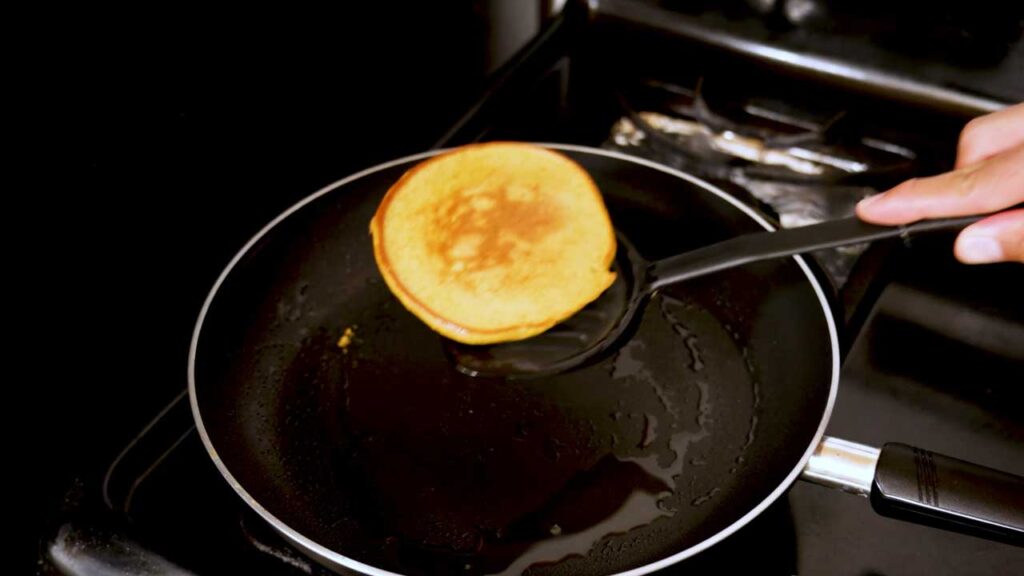 How to make protein pumpkin pancakes &ndash; step 3: cooking pancakes on greased skillet