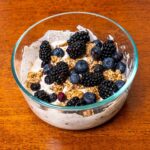 Protein yogurt bowl recipe &ndash; high-protein breakfast with Greek yogurt, granola, and fresh berries