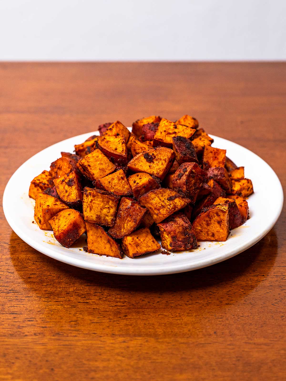 Roasted sweet potatoes &ndash; high-protein side dish with caramelized edges and herbs