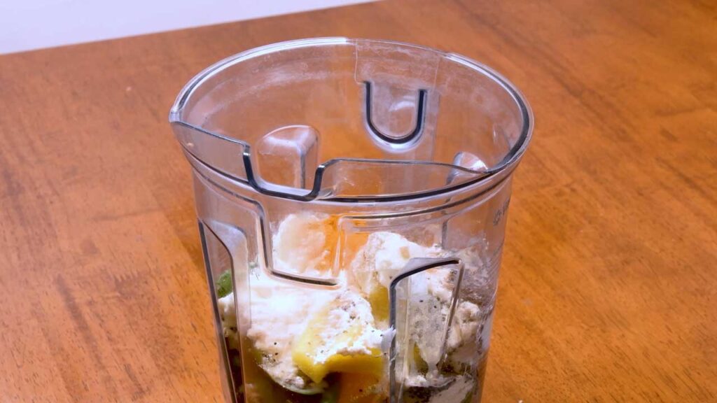 How to make tropical green protein smoothie &ndash; step 2: blending spinach and pineapple mixture