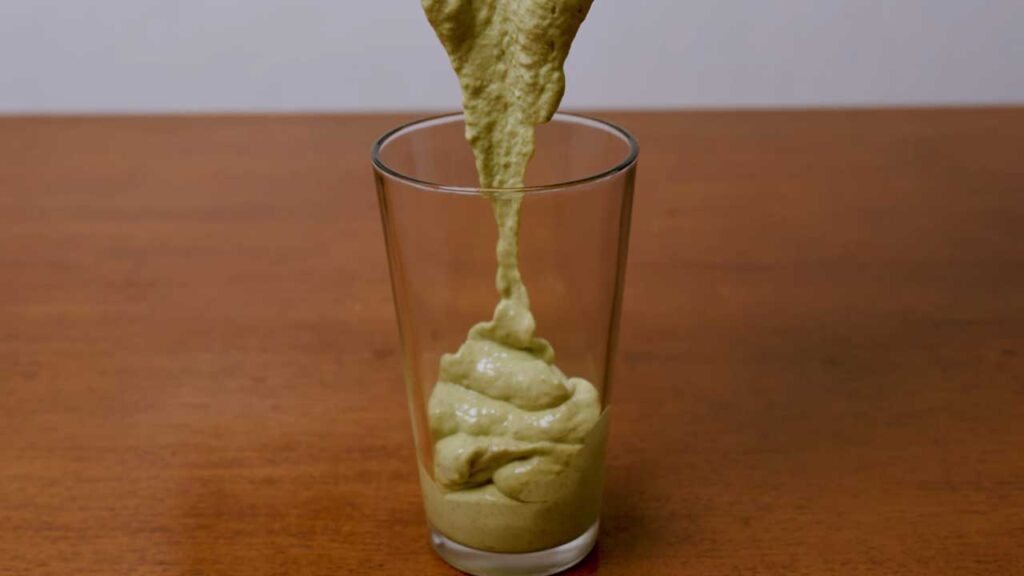 How to make tropical green protein smoothie &ndash; step 1: adding spinach and banana to blender