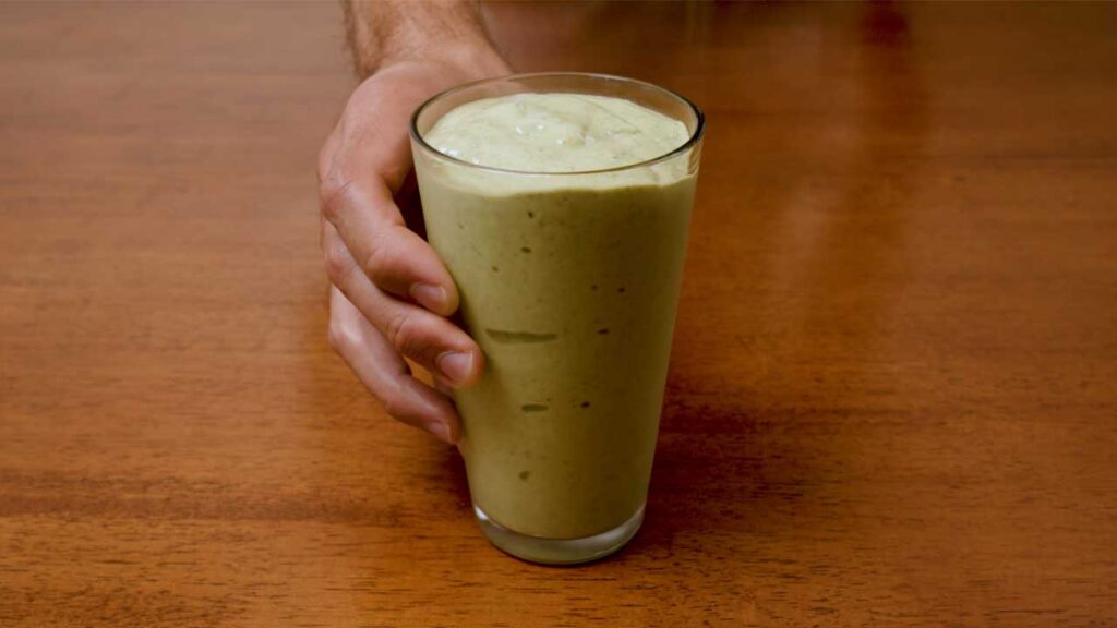 How to make tropical green protein smoothie &ndash; step 1: adding spinach and banana to blender