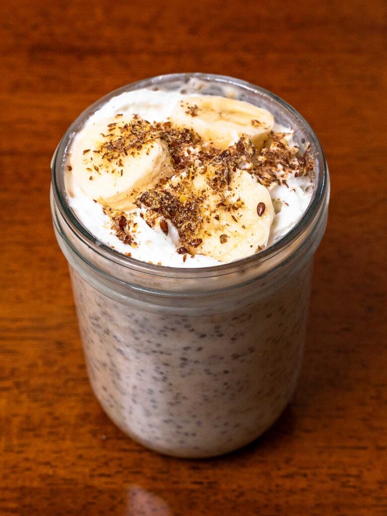 Banana cream protein overnight oats hero – high-protein breakfast with banana slices and oats