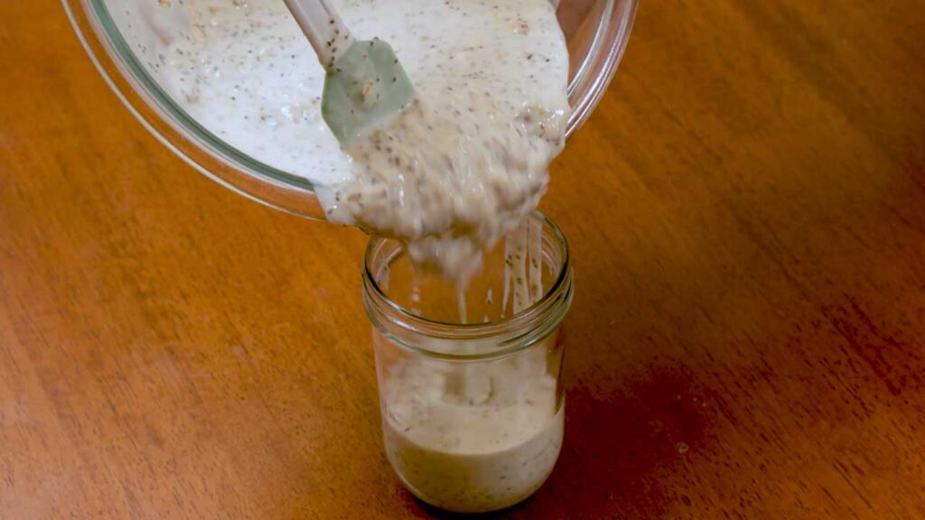 Making banana cream overnight oats – step 2: adding banana slices and topping overnight oats
