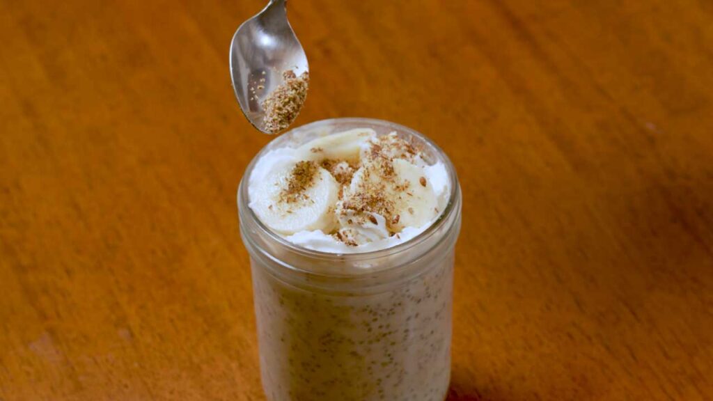 Making banana cream overnight oats – step 3: refrigerating overnight oats for creamy texture