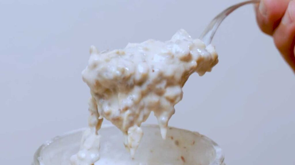 Making banana cream overnight oats – step 4: serving finished high-protein overnight oats