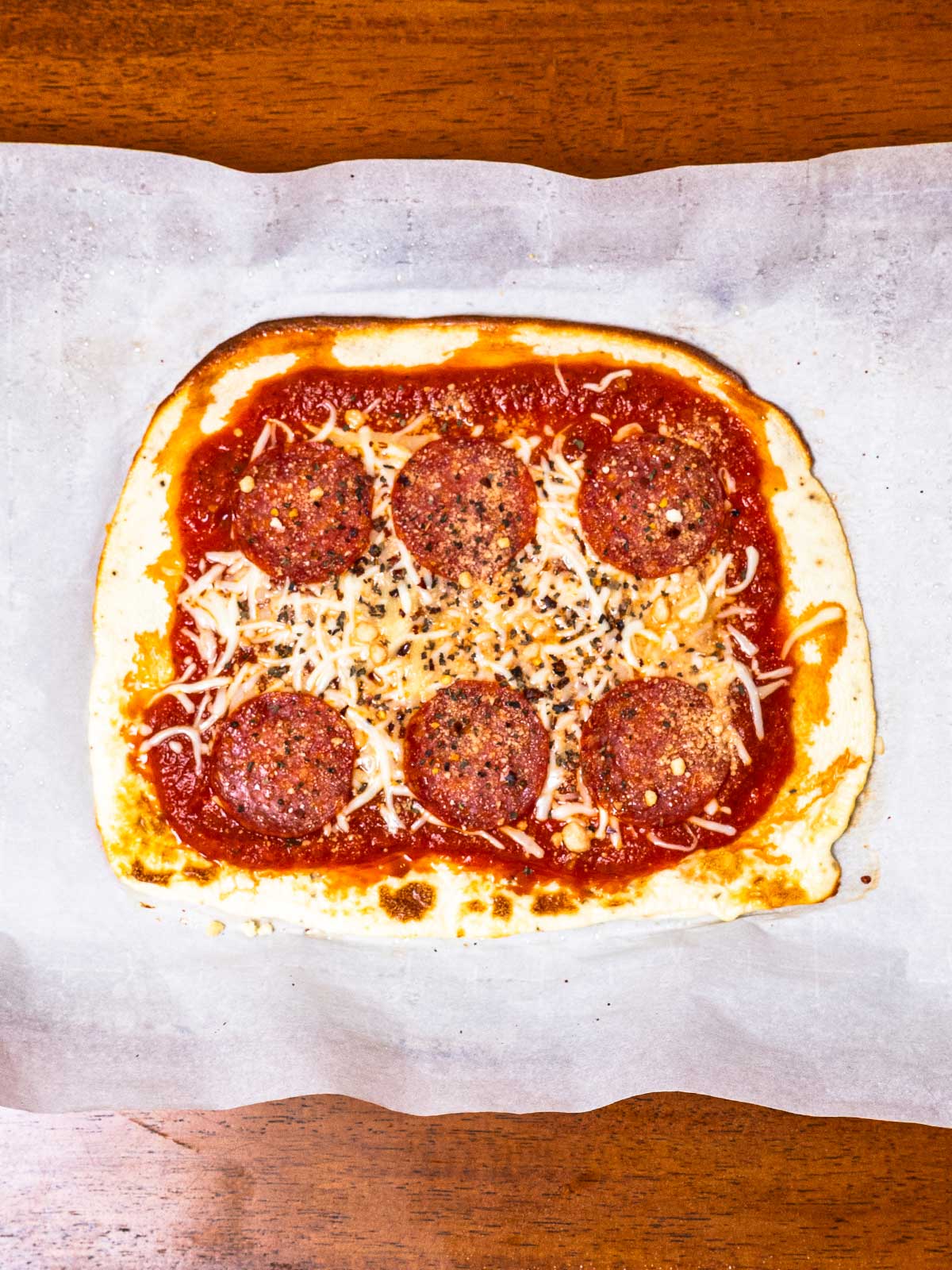 Cottage cheese flatbread pizza hero &ndash; high-protein crust with melted cheese and toppings