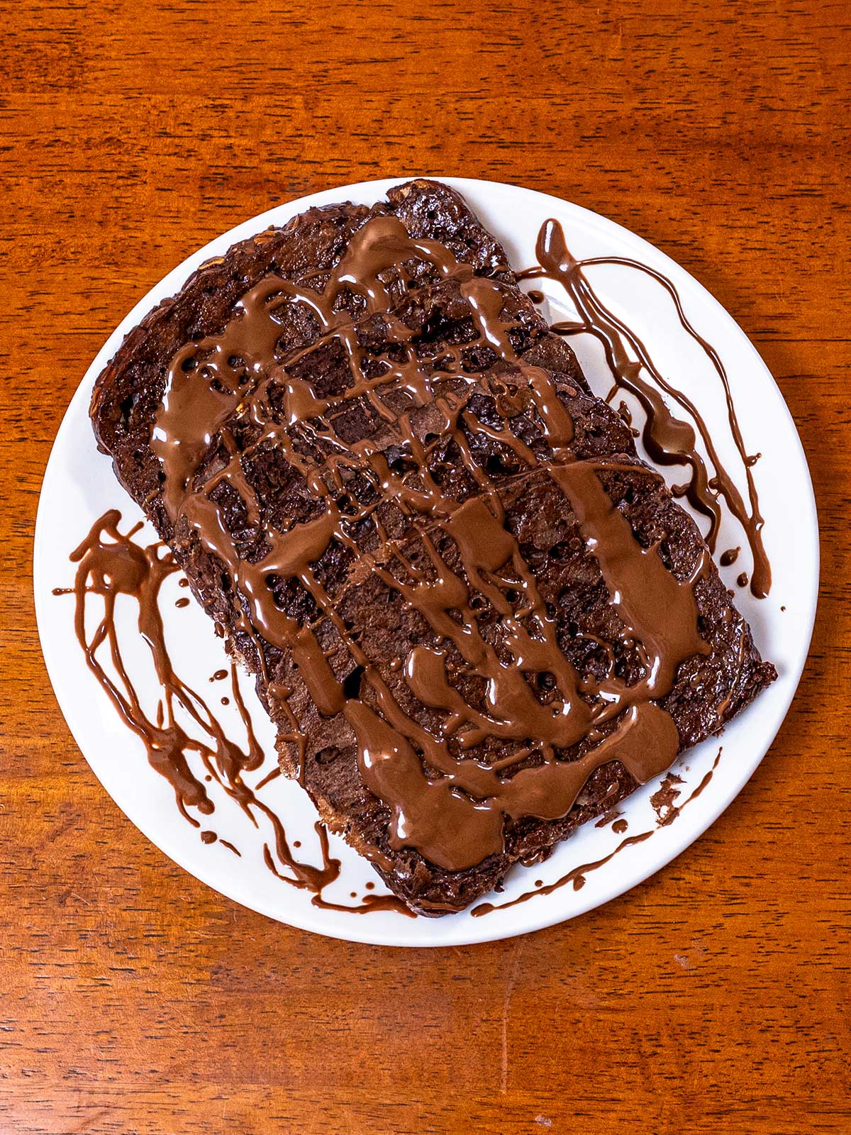 Chocolate protein french toast &ndash; high-protein breakfast with chocolate syrup drizzle