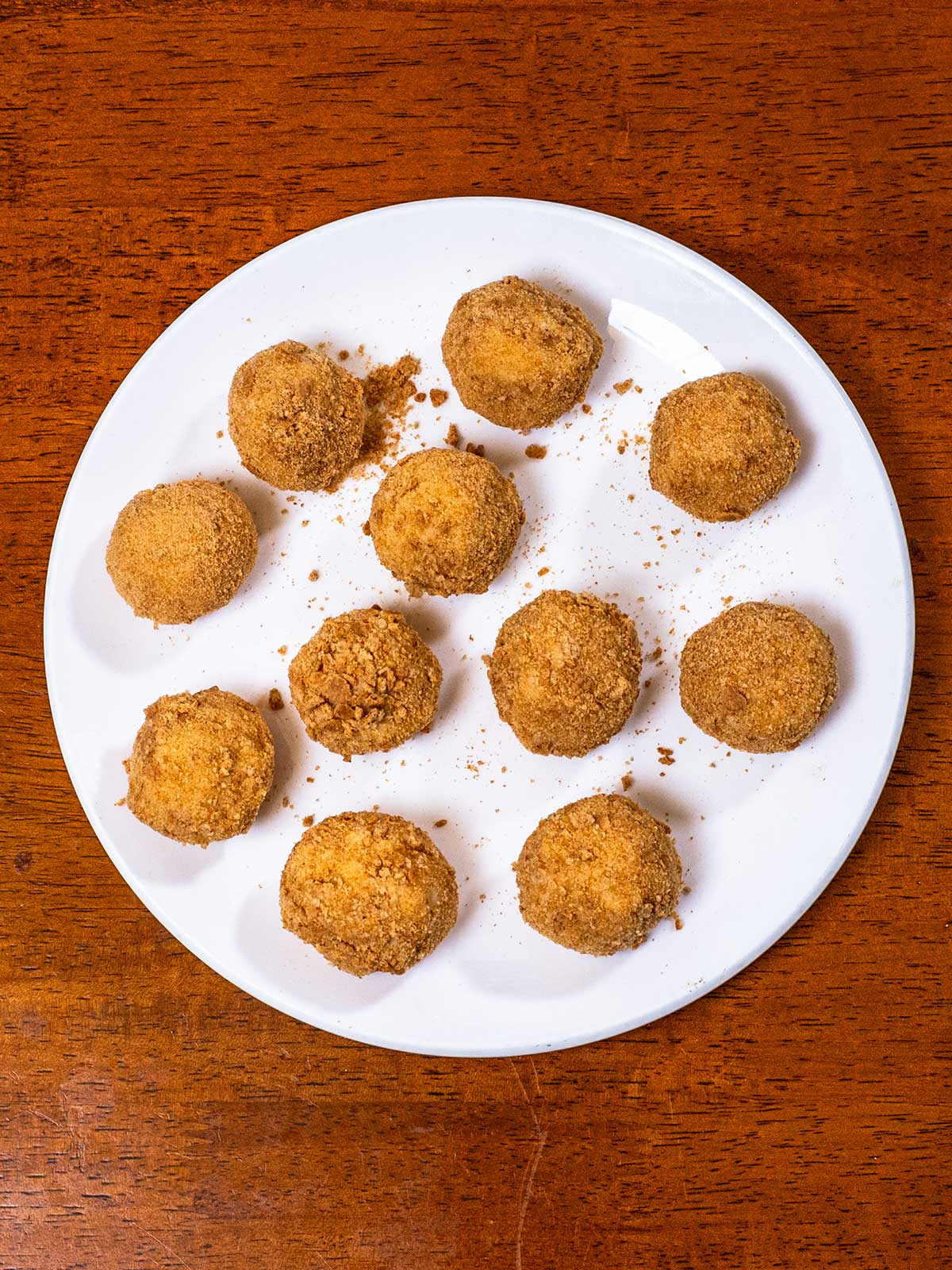 No bake protein cheesecake balls &ndash; high-protein dessert in a glass bowl