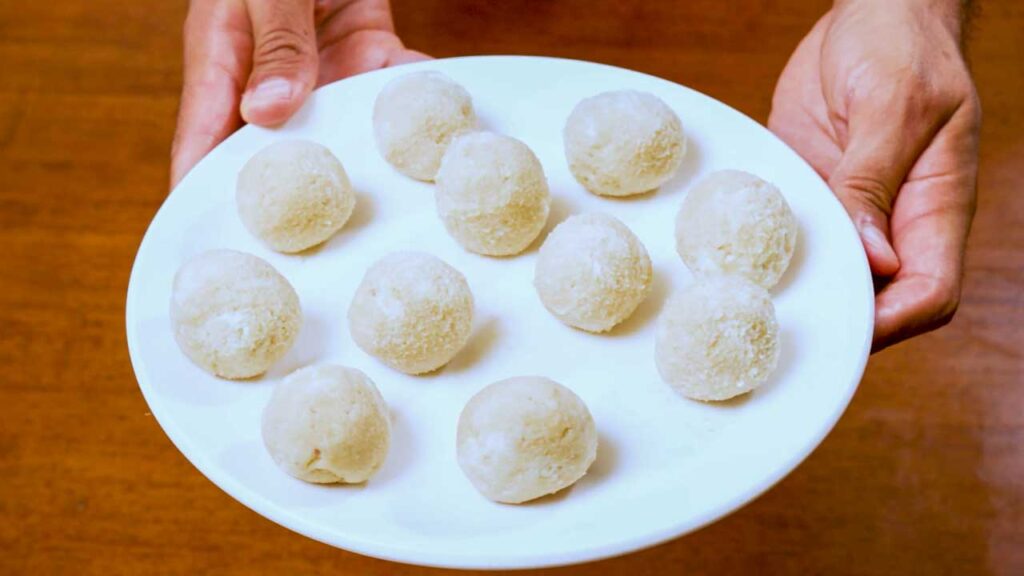 No bake protein cheesecake balls &ndash; cheesecake balls arranged on a serving plate