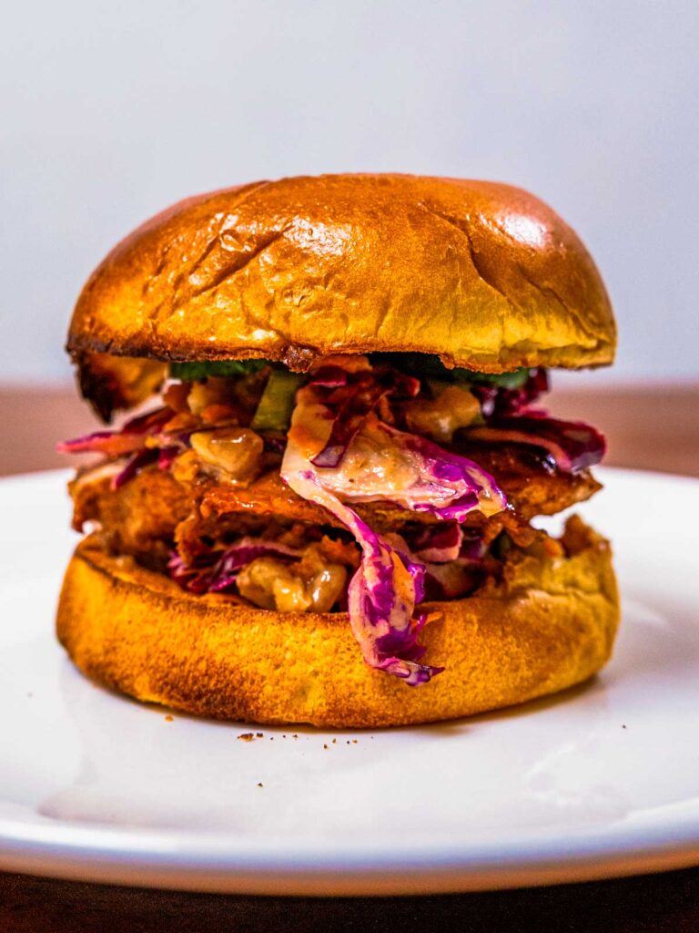 Spicy Asian chicken sandwich hero &ndash; high-protein lunch with Asian slaw