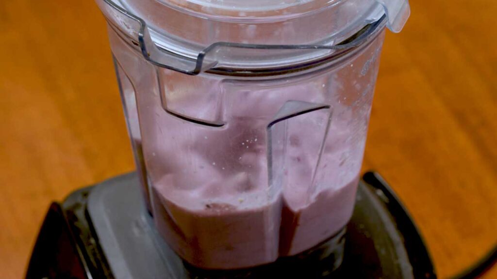 Blueberry chia seed protein pudding – easy high-protein breakfast bowl with blueberries