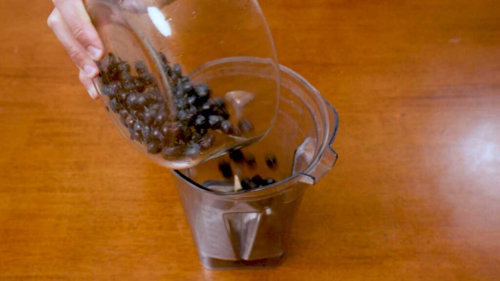 How to make blueberry vanilla protein smoothie &ndash; step-by-step high-protein recipe photo