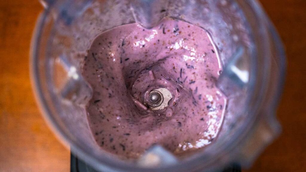 Making a blueberry vanilla protein smoothie &ndash; quick high-protein recipe process photo