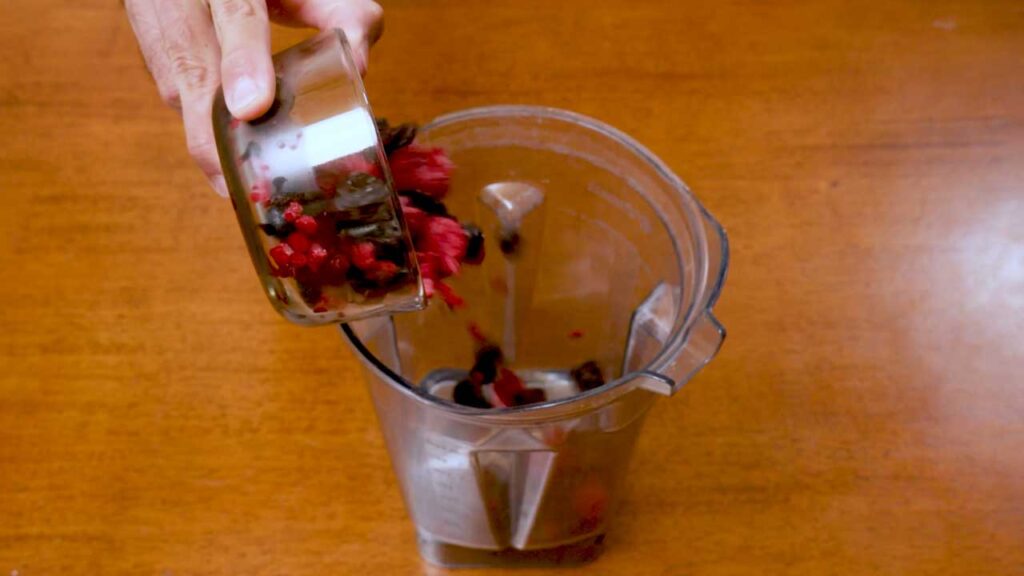 How to make mixed berry protein smoothie – step-by-step high-protein recipe photo