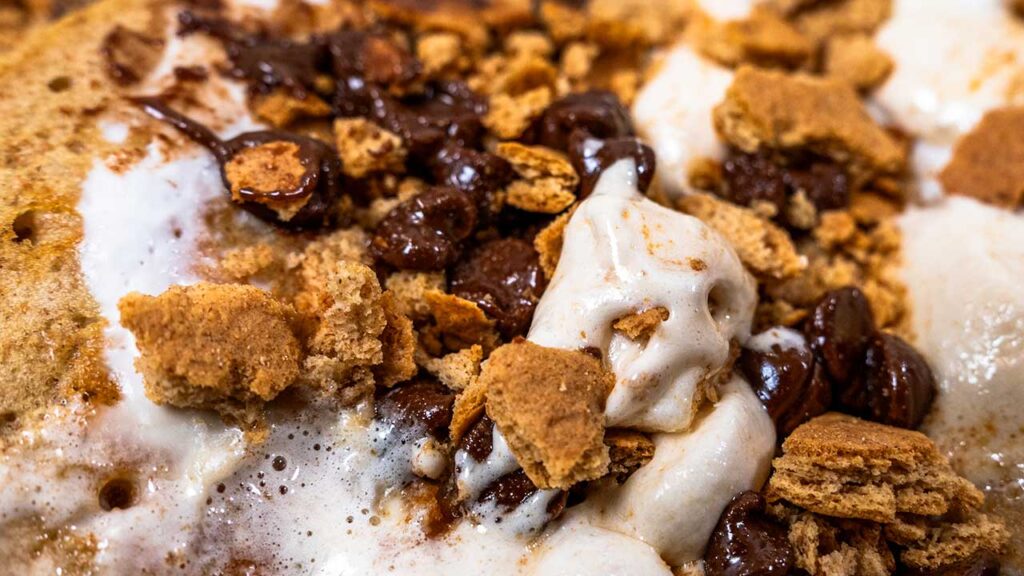 S'mores protein pancakes &ndash; creamy high-protein breakfast with marshmallow topping