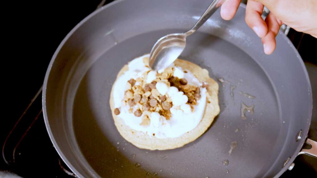S'mores protein pancakes &ndash; quick high-protein breakfast with chocolate and marshmallow