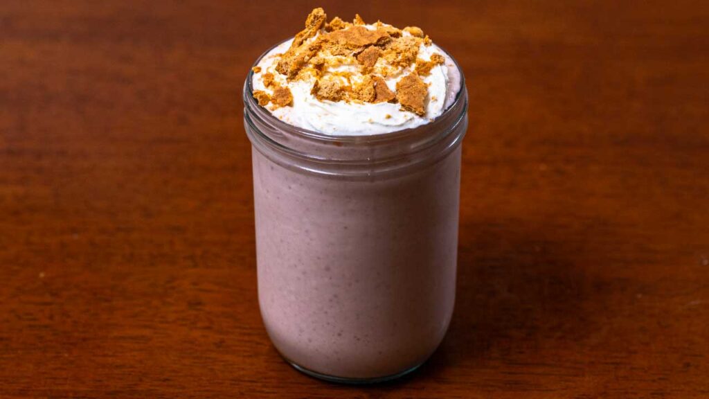 Strawberry cheesecake protein smoothie &ndash; delicious high-protein smoothie bowl