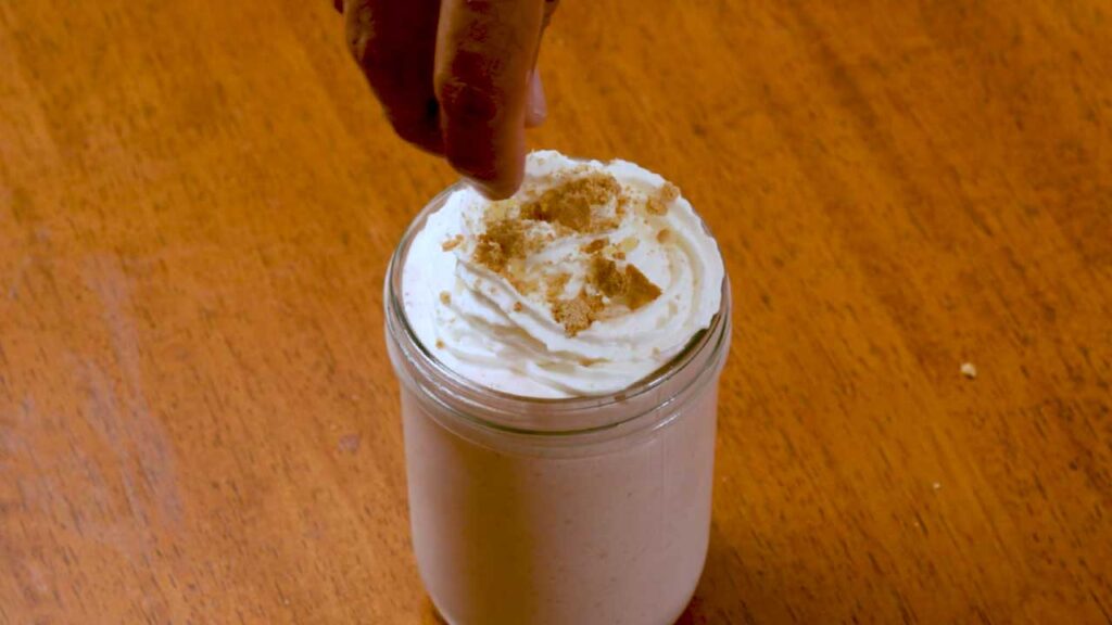 Strawberry cheesecake protein smoothie &ndash; creamy high-protein smoothie with strawberry flavor