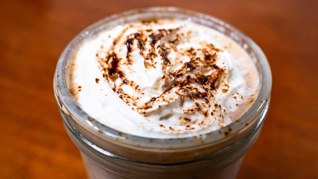Vanilla latte protein overnight oats – creamy high-protein breakfast with coffee flavor