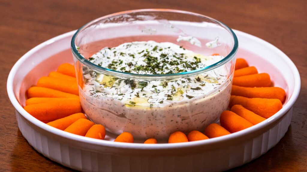 How to make whipped cottage cheese garlic dip &ndash; step showing dip served with crackers